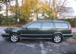 VOLVO V 70 green