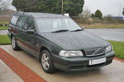 VOLVO V70 green