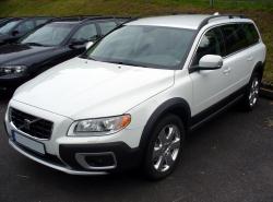 VOLVO XC70 white