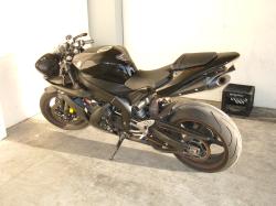 YAMAHA R1 black