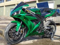 YAMAHA R1 green