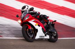 YAMAHA R6 red