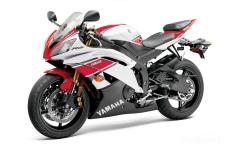 YAMAHA YZF-R6 red