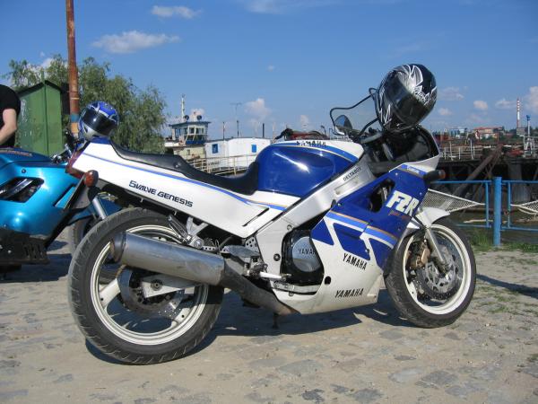 Yamaha FZR1000